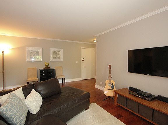 5th image of 1040 Erie St APT 205