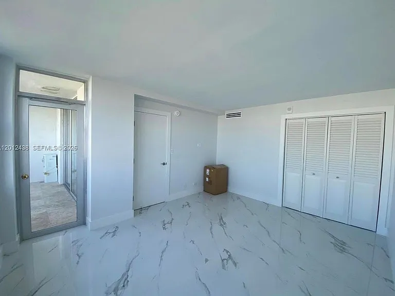 6039 Collins Ave #1033 — Photo 15