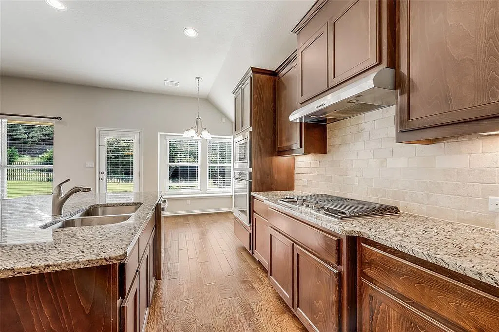 3 bed, 2.0 bath, 2396 sqft, $3,200 — Photo 3