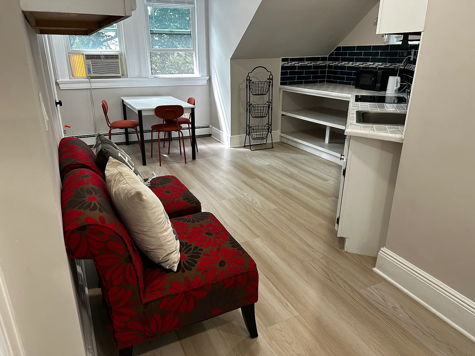 1 bed, 250 sqft, $1,300 — Photo 2