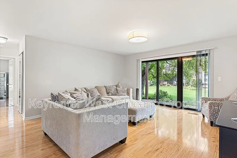 3 bed, 2.0 bath, 1300 sqft, $2,945 — Photo 4