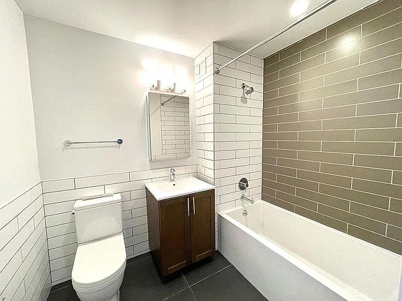 4th image of 490 Myrtle Ave APT 3N