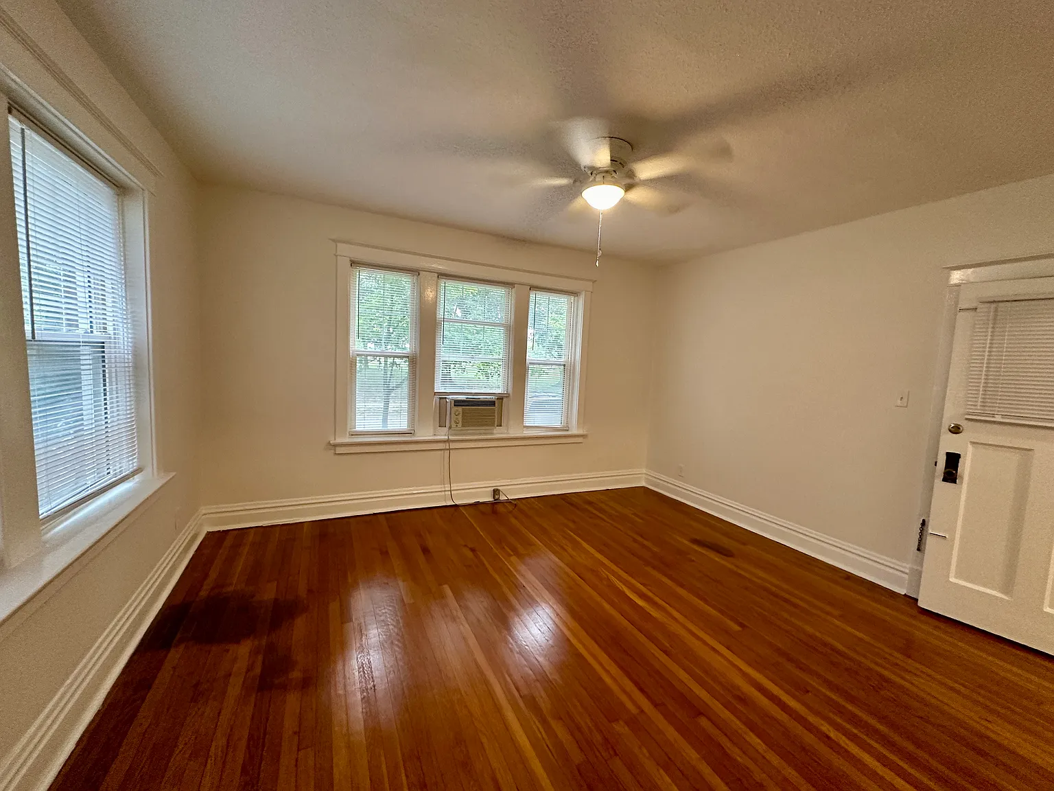 Studio, 500 sqft, $895 — Photo 3