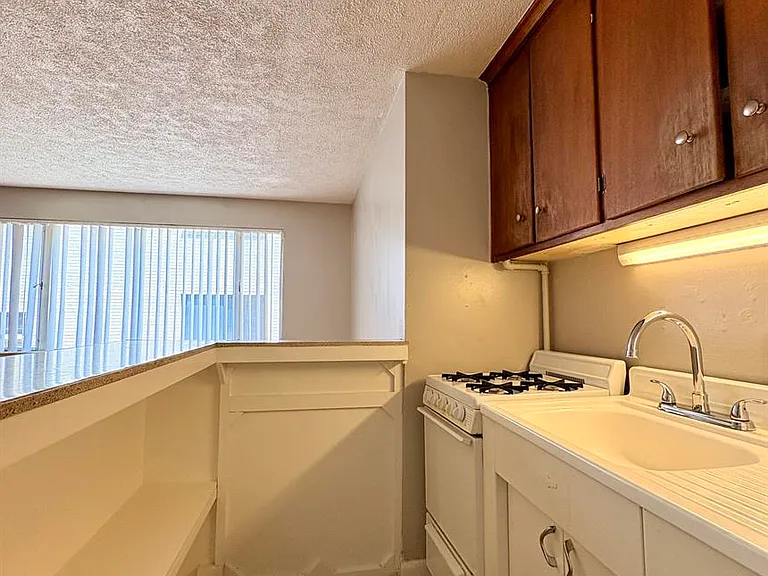 Corona Manor Apartments — Photo 24