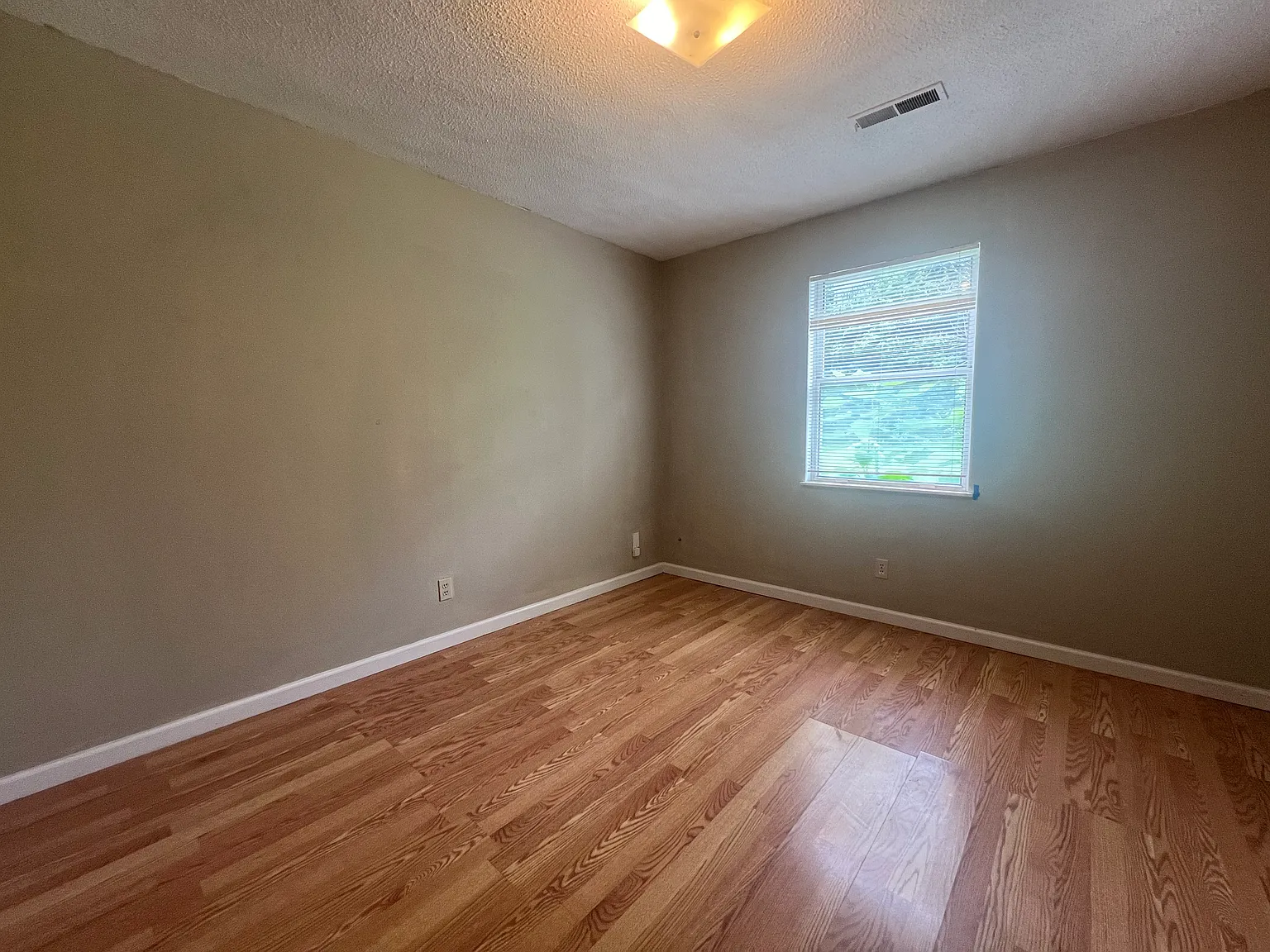 3 bed, 900 sqft, $1,400 — Photo 4