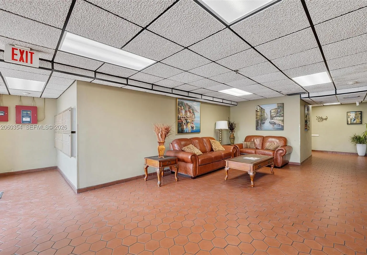Beach Plaza Condo — Photo 3