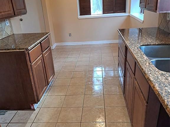 3rd image of 1718 Bent Oak Dr