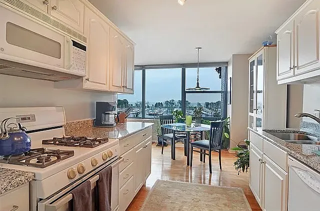 3430 N Lakeshore Dr #5L — Photo 6