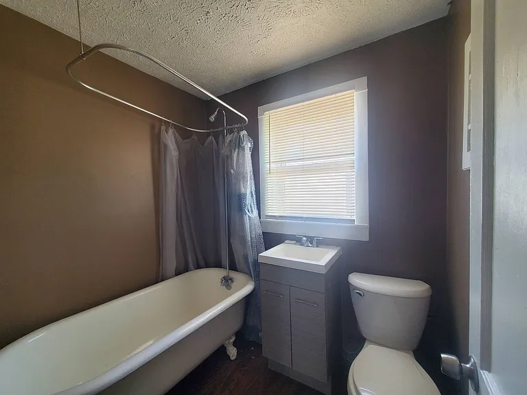 7919 Force Ave — Photo 9