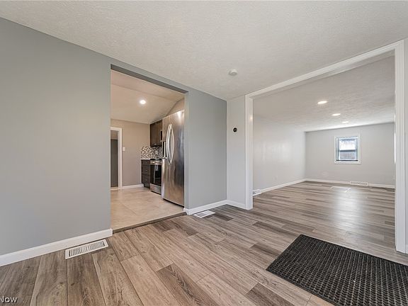 4th image of 2745 Rockefeller Rd