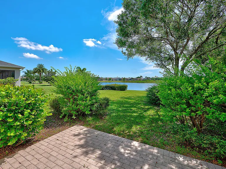 241 SW Lake Forest Way — Photo 4