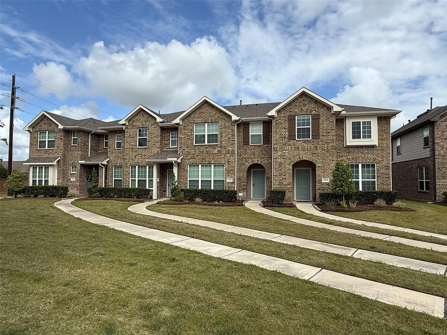3 bed, 2.5 bath, 1800 sqft, $1,995 — Photo 3