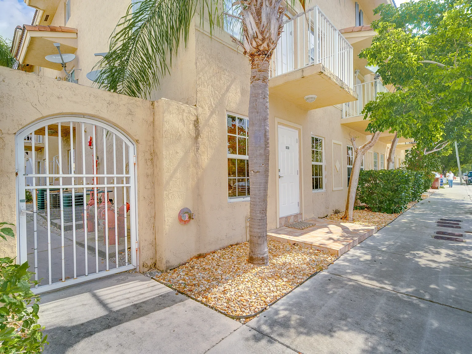 3 bed, 1080 sqft, $2,700 — Photo 1