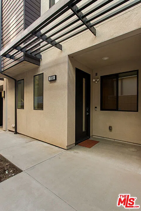 4 bed, 2.5 bath, 1761 sqft, $5,800 — Photo 2