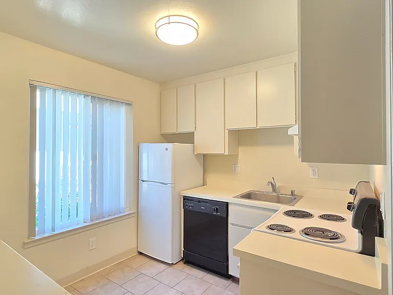 935 Azure St #6 — Photo 4