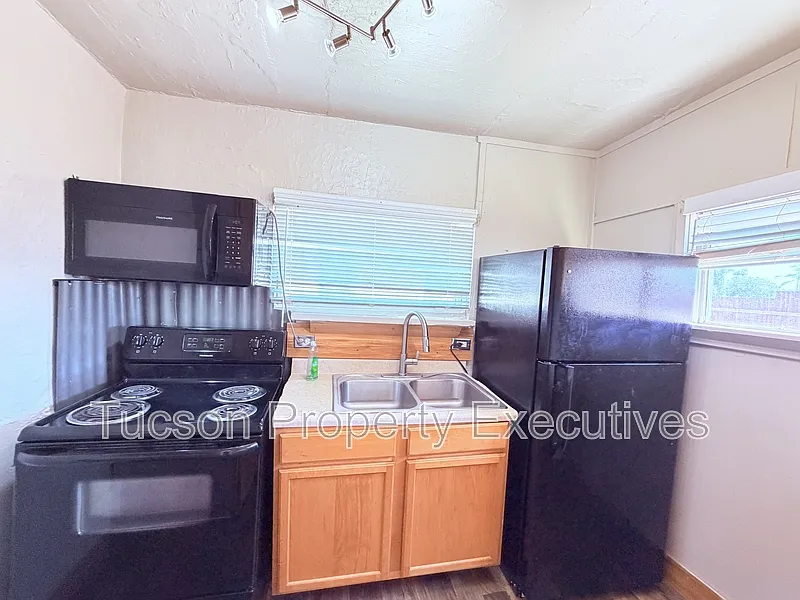 2 bed, 1.0 bath, 750 sqft, $950 — Photo 1