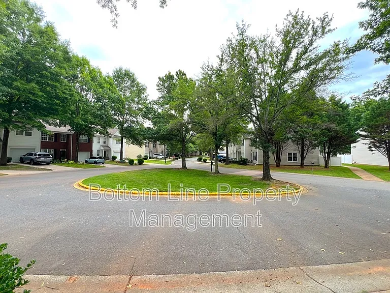 7637 Abigail Glen Dr — Photo 29