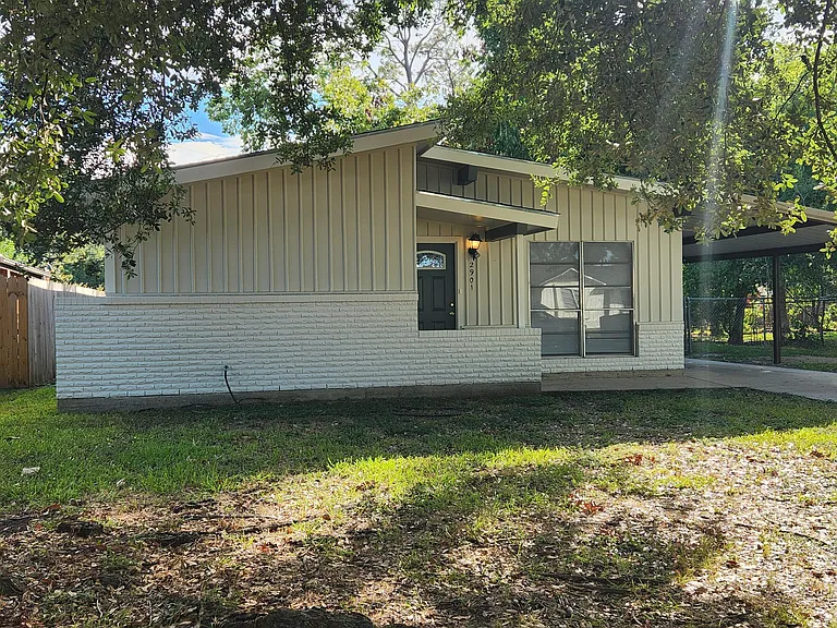 2901 Oleander Ln — Photo 1