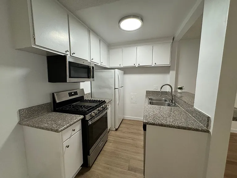 14220 Burbank Blvd — Photo 17