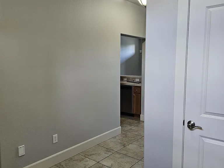 493 Columbia Point Dr — Photo 3