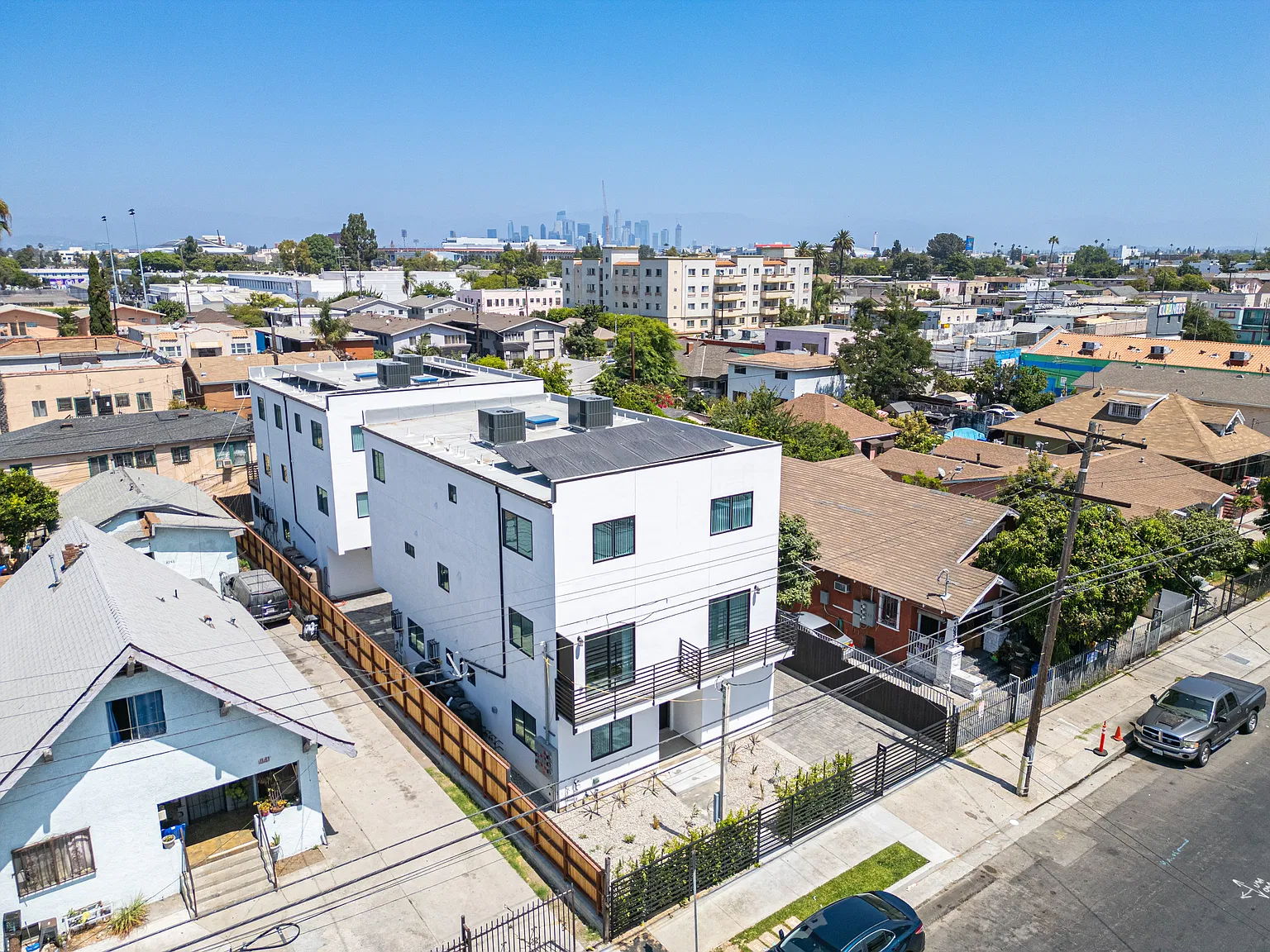 2 bed, 1800 sqft — Photo 3