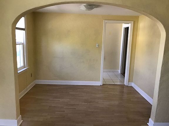 4th image of 463 1/2 S Auburn St