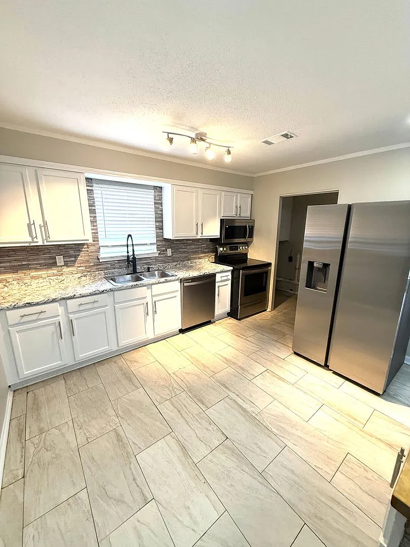 4 bed, 2.0 bath, 1742 sqft, $1,395 — Photo 3
