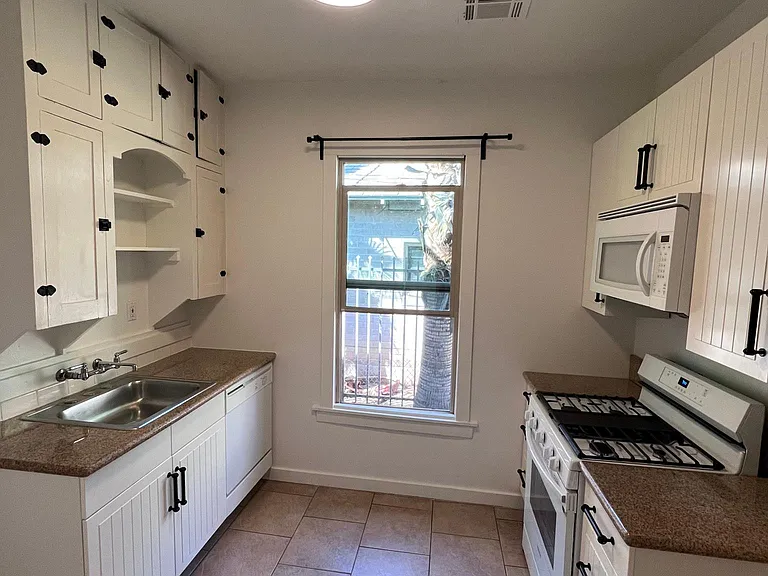 1031 E Palm Ln — Photo 17