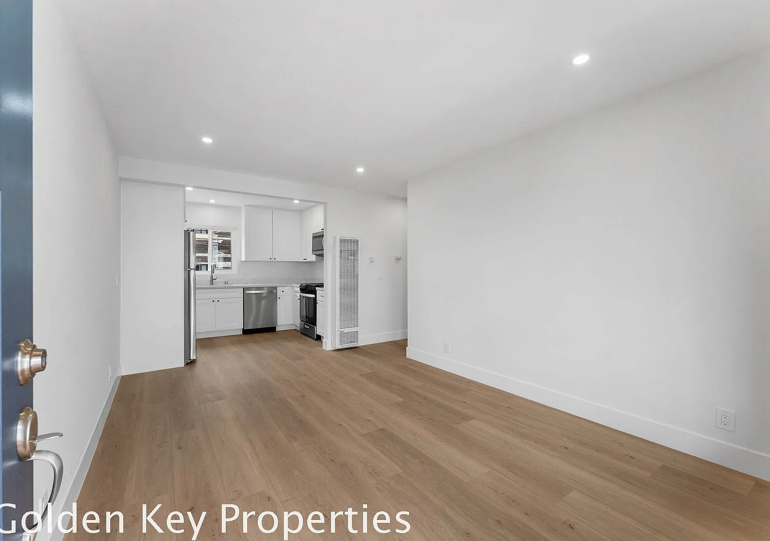 Beautifully remodeled apartment in South Oceanside just a few blocks from the beach! — Photo 2