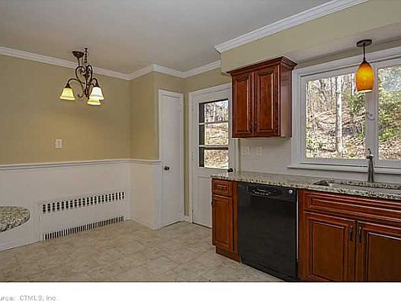 5th image of 242 Hartford Ave