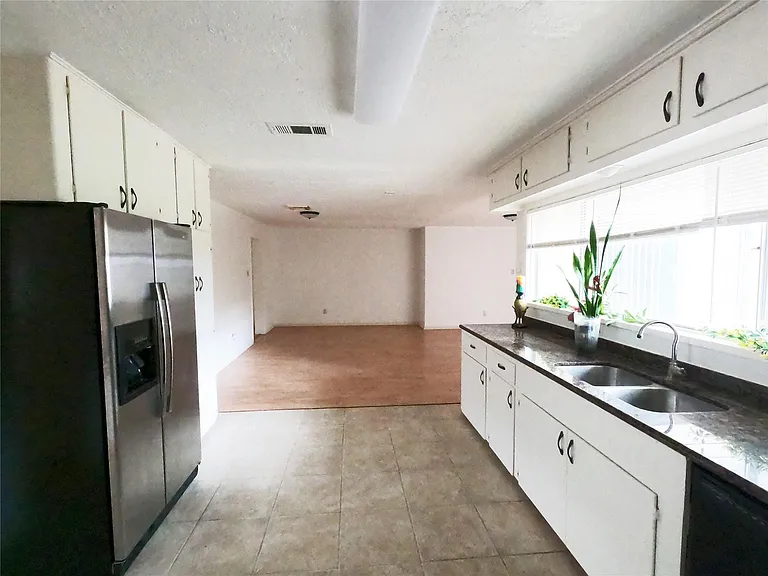 5231 Beechnut St — Photo 15