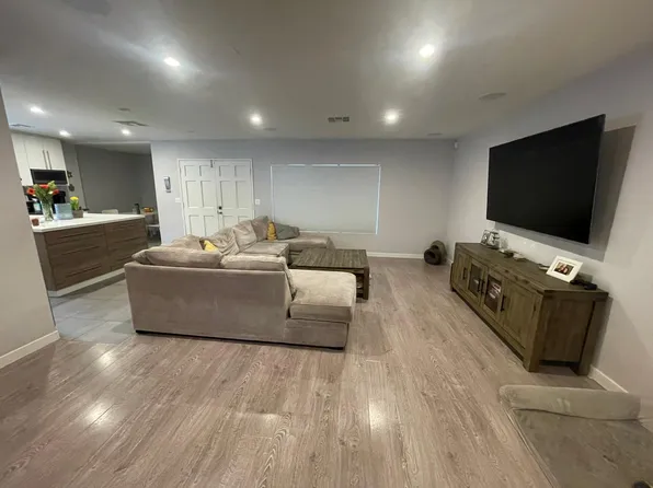 22620 Clarendon St, Woodland Hills, CA 91367