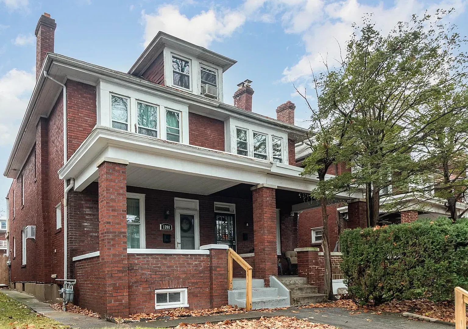 Available For Now!! 3br/1ba With Garage!! — Photo 1