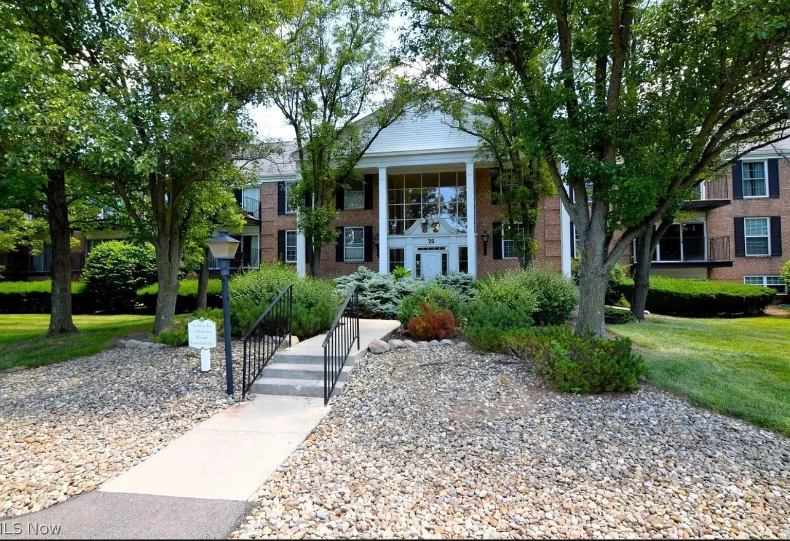 2 bed, 1050 sqft, $1,800 — Photo 2