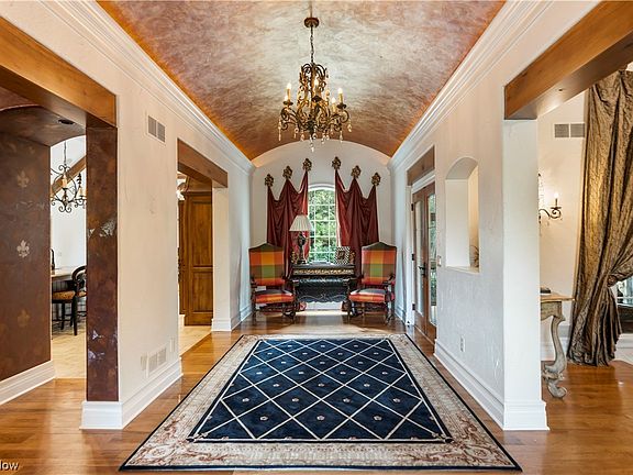5th image of 6944 Victoria Court St NW