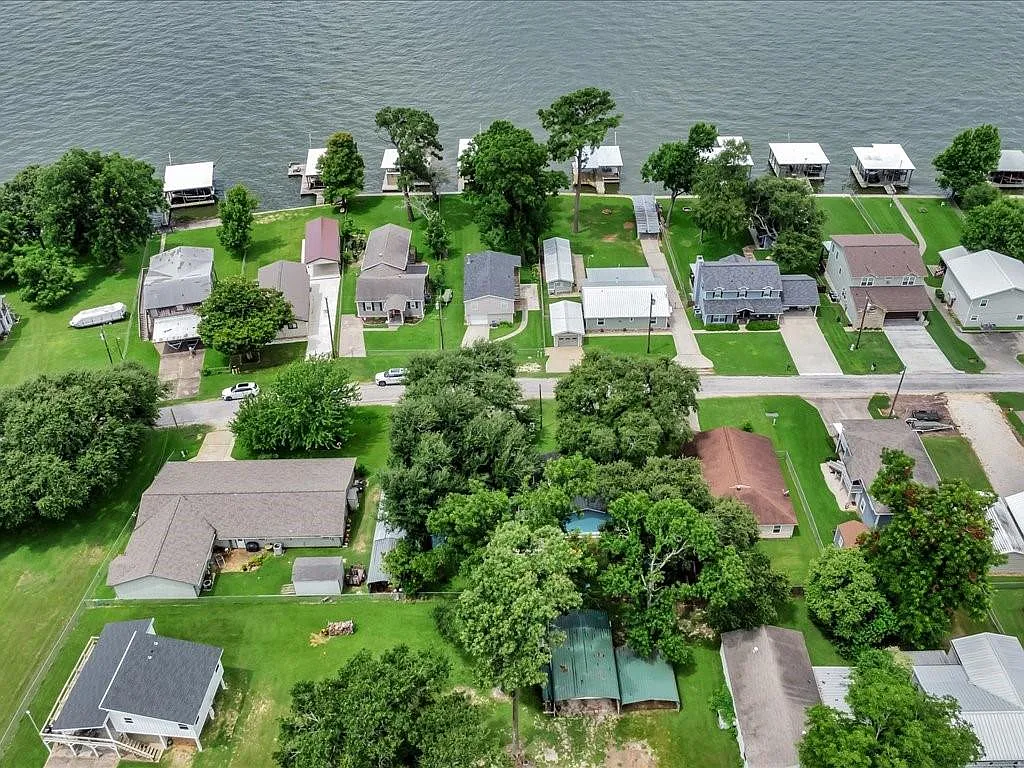 3 bed, 2.0 bath, 2608 sqft, $2,300 — Photo 3