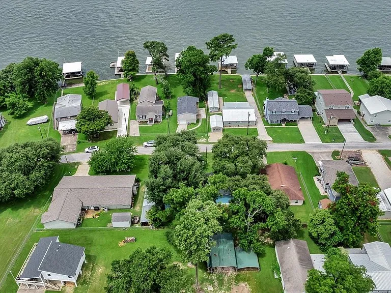 683 Water View Dr — Photo 3