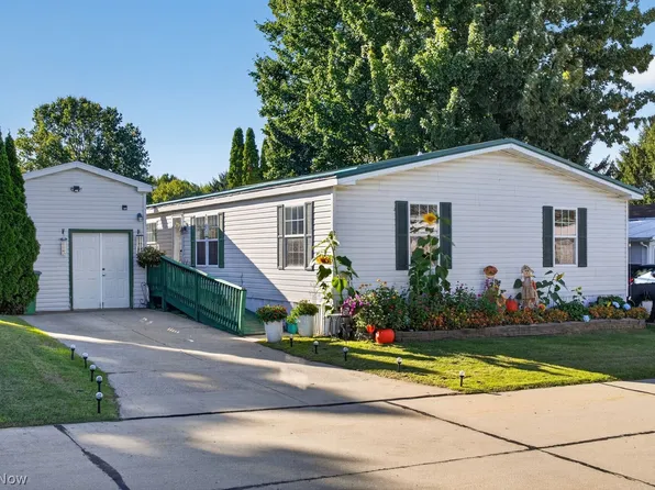 2672 Lake Breeze Dr, Madison, OH 44057