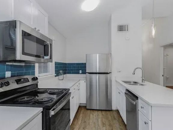 5th image of 210 E Plymouth St #B