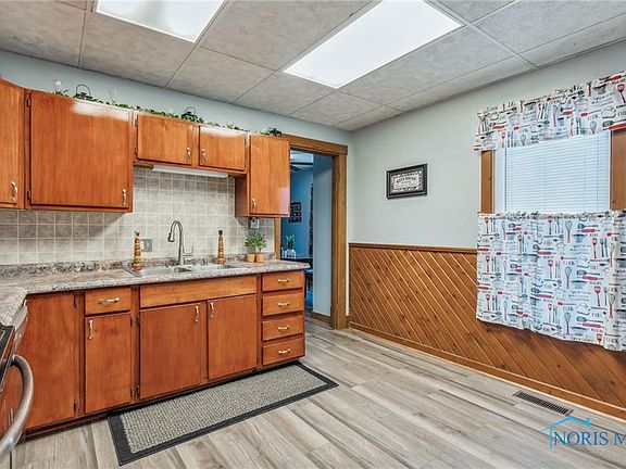5th image of 211 E Hueston St