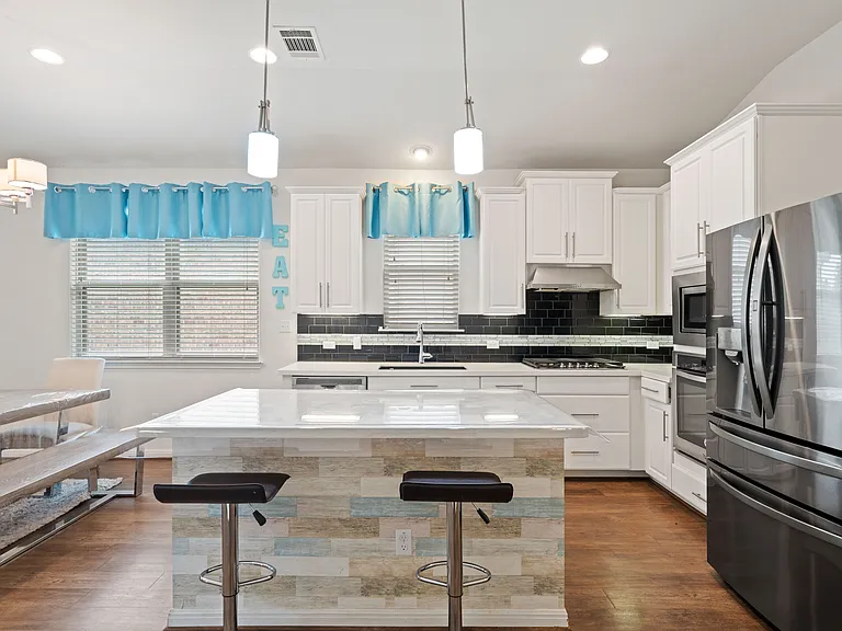 928 Myrna Bnd — Photo 4