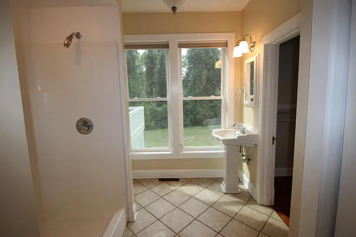 390 W Connecticut Ave — Photo 3