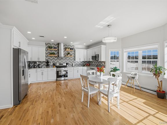 4th image of 4 Picnic Woods Road