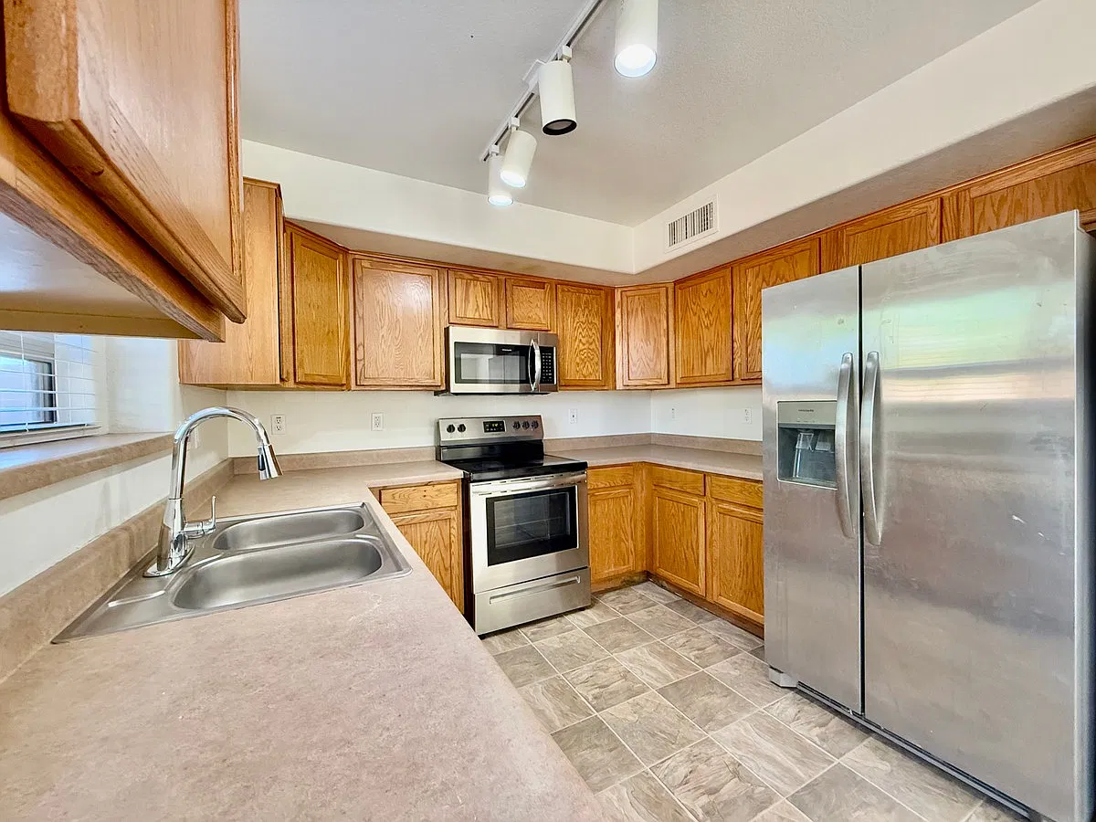5 bed, 3.0 bath, 2182 sqft, $2,100 — Photo 4