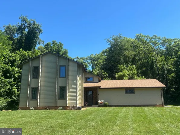 903 Colston Dr, Falling Waters, WV 25419