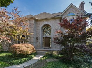 5849 Kings Pointe Dr, Rochester, MI 48306