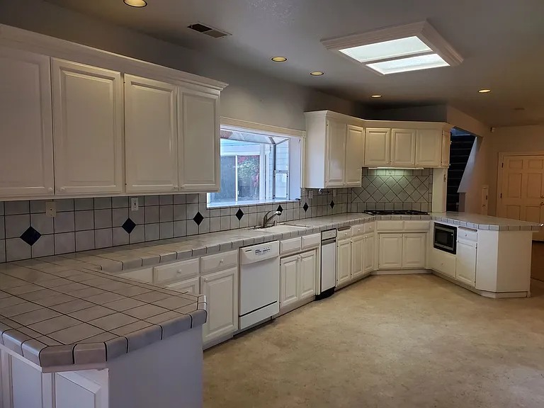 1661 Manzanita Ave — Photo 15