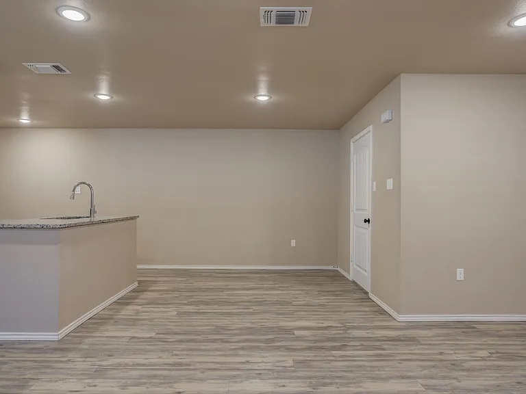 1009 Preston Trl — Photo 7