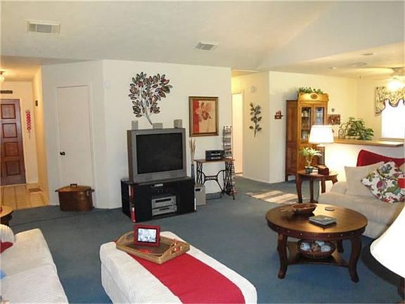 4th image of 2806 Pickett Dr