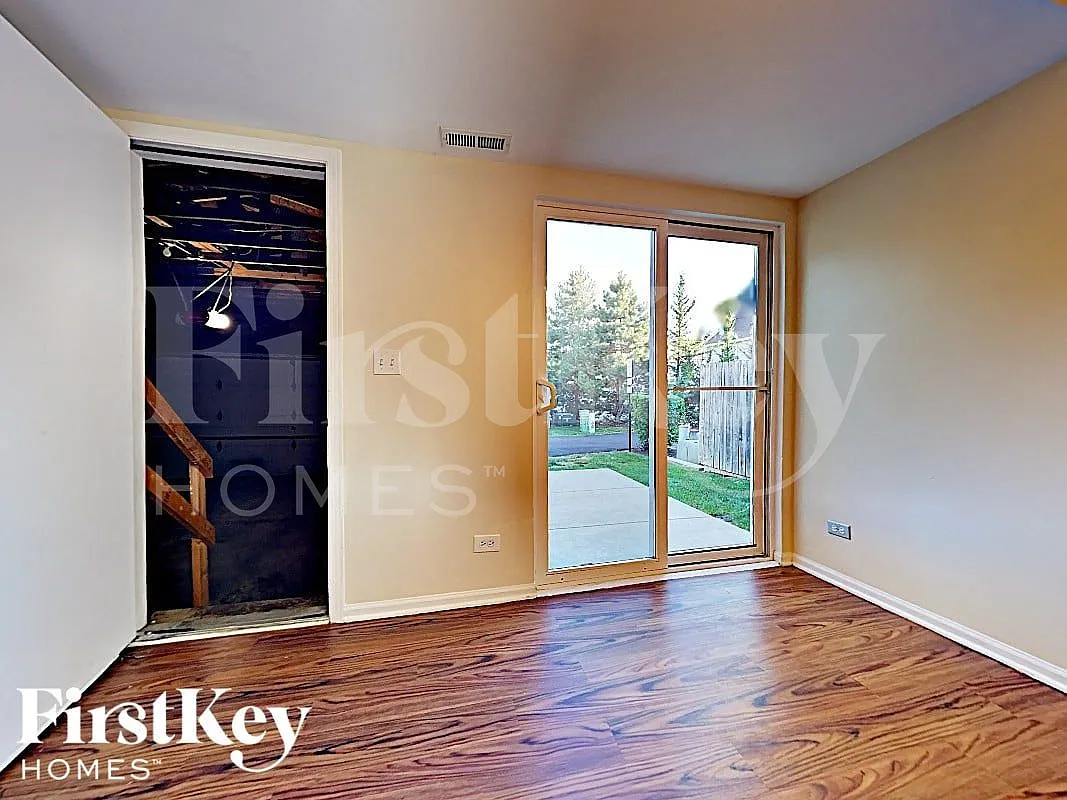 3 bed, 1.5 bath, 1160 sqft, $2,570 — Photo 4